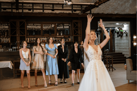 8 Creativas Formas de Lanzar el Ramo de Novia